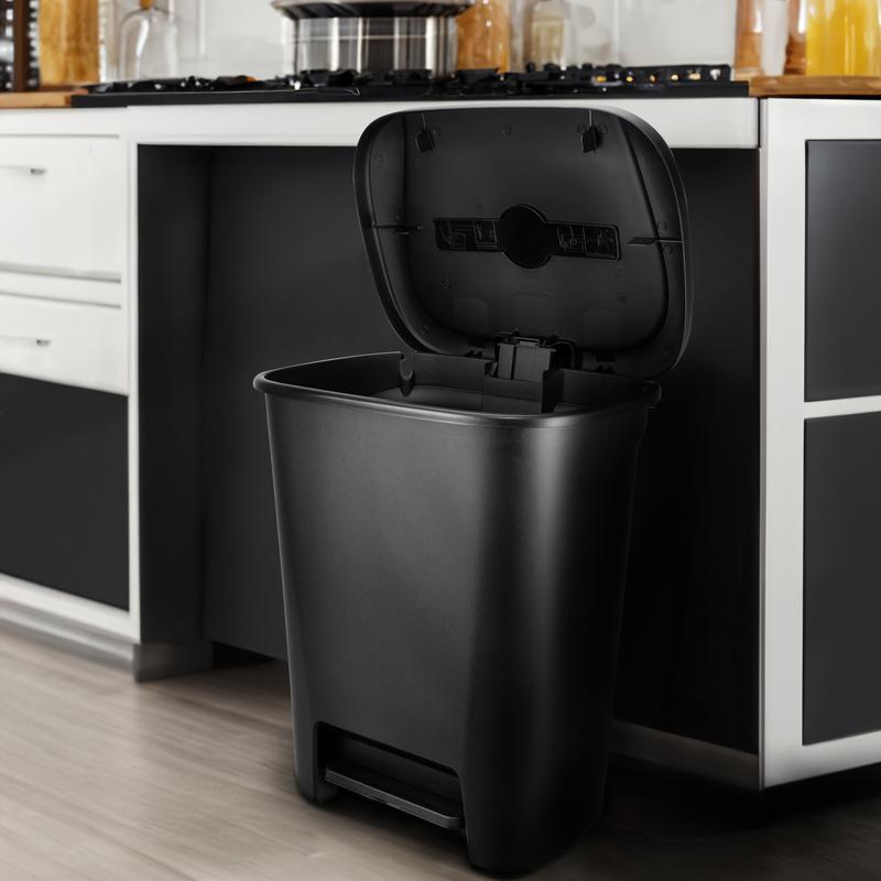 Hefty 20.4 Gallon Step-On Trash Can, Plastic Extra Large Kitchen Trash Can, Black