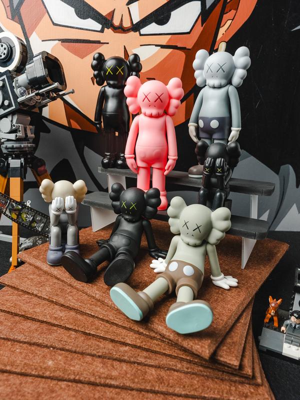 Christmas present:Kaws designed art pieces for collectors to decorate rooms with sculptures - the best holiday gift