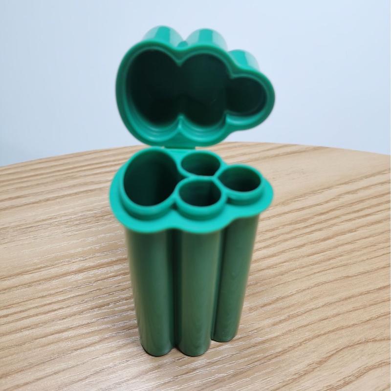 The lighter storage box can be used to store lighters for easy carrying and does not take up space. It comes in solid green, purple, and white colors. Organiser